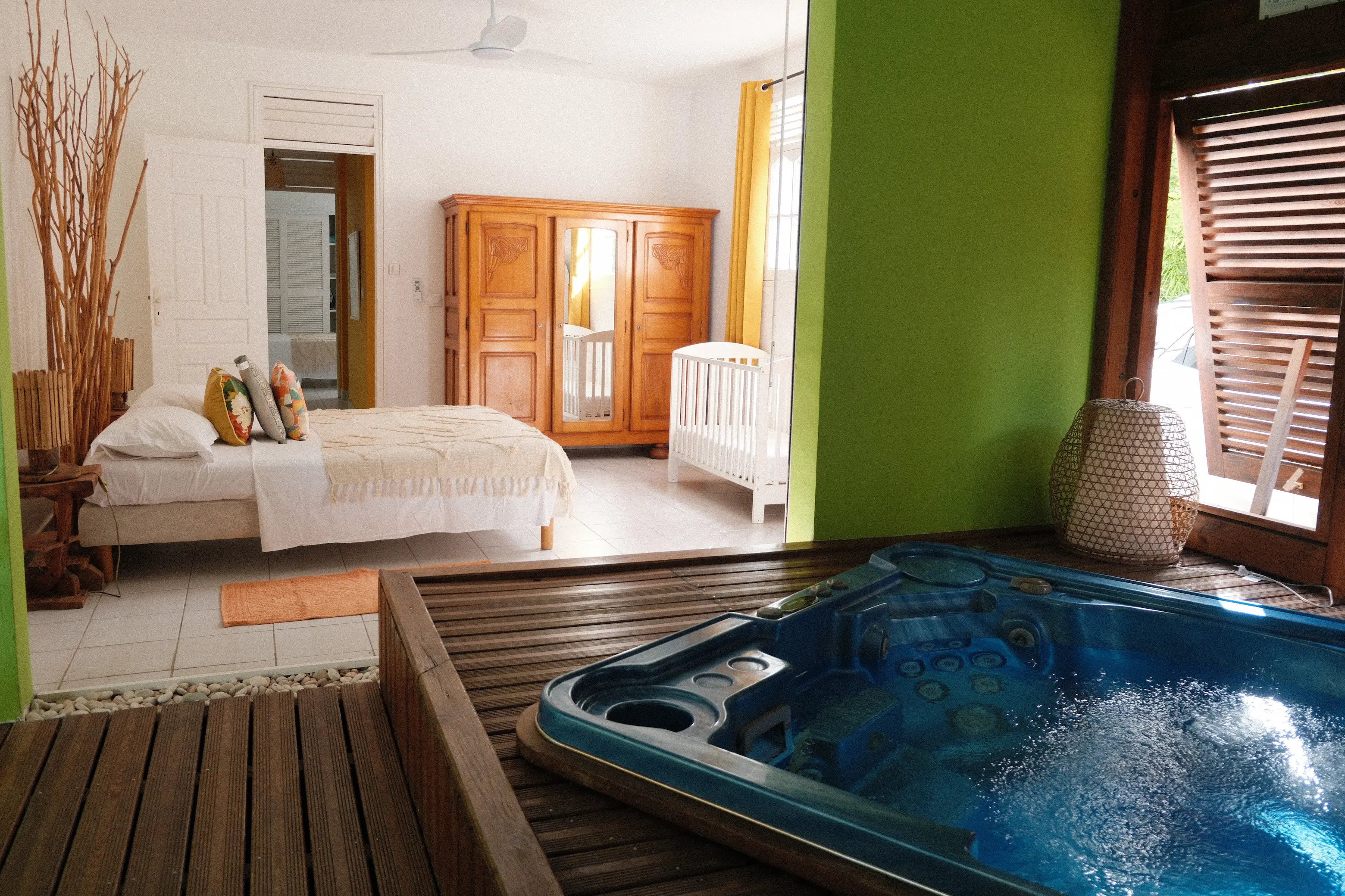 Espace bien-être extérieur avec spa jacuzzi et accès à la chambre 1