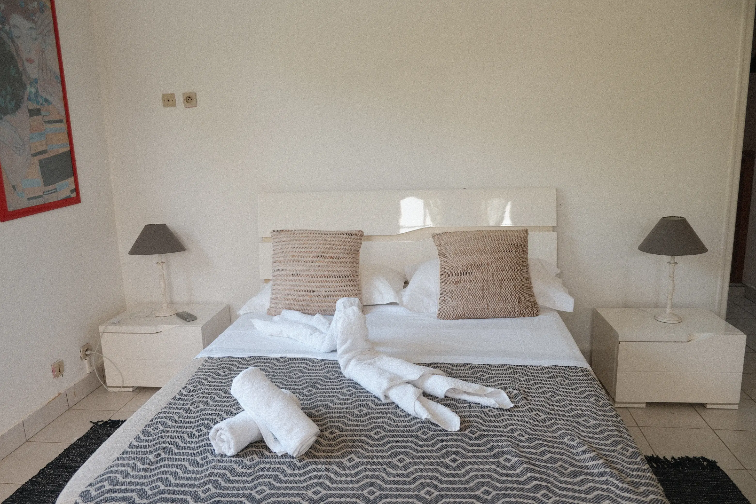 Suite parentale (Chambre 3) avec grand lit double et décoration soignée