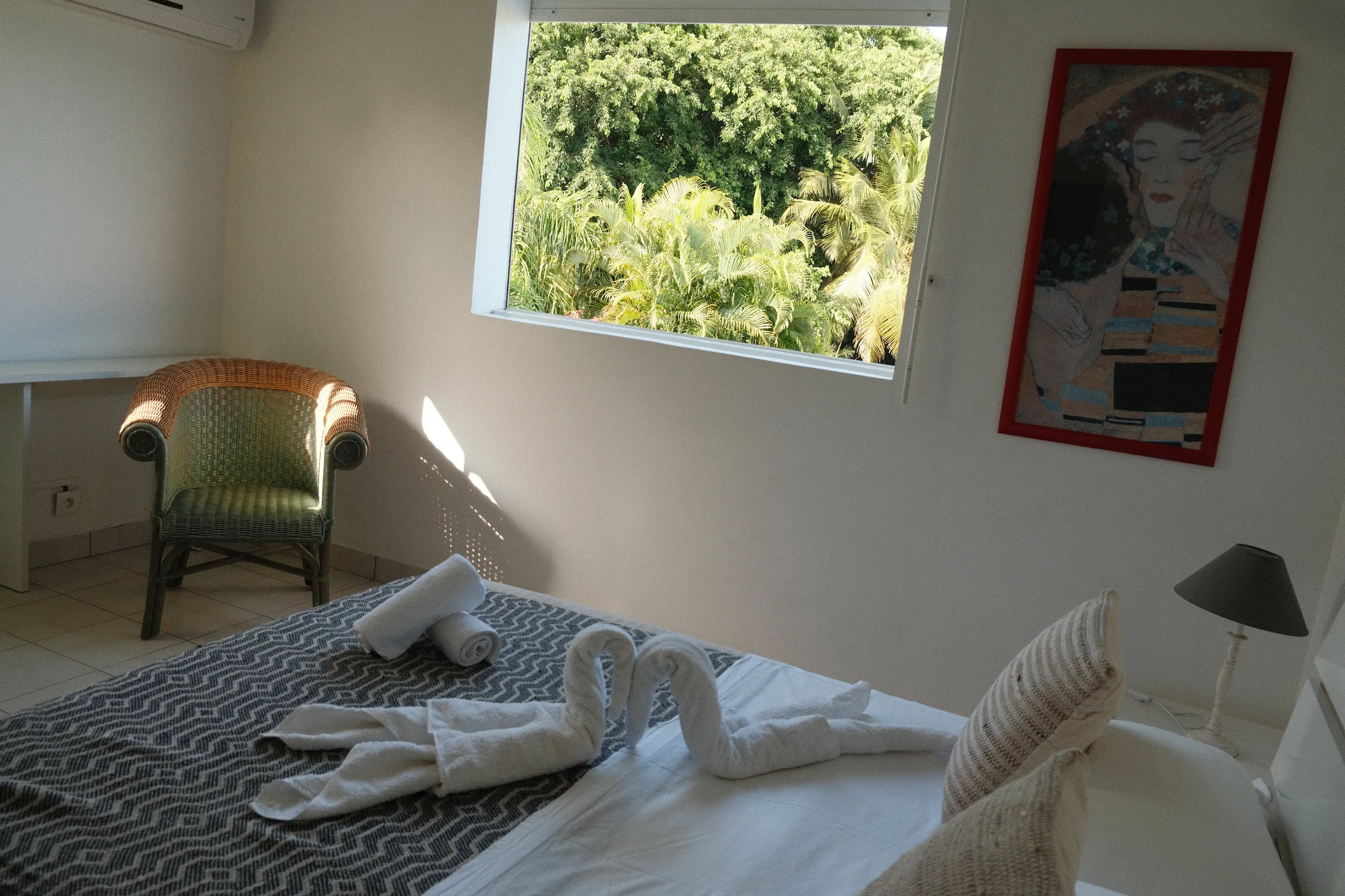 Ambiance chaleureuse et lumineuse dans la suite parentale