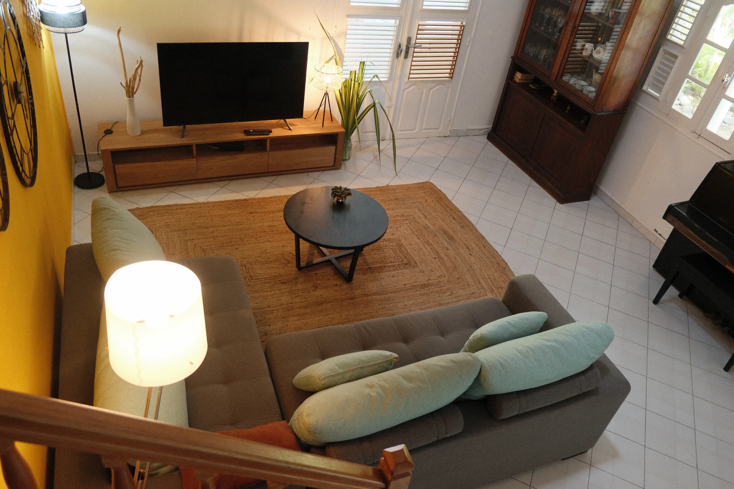 Vue du salon depuis l'accès terrasse, liant intérieur et extérieur