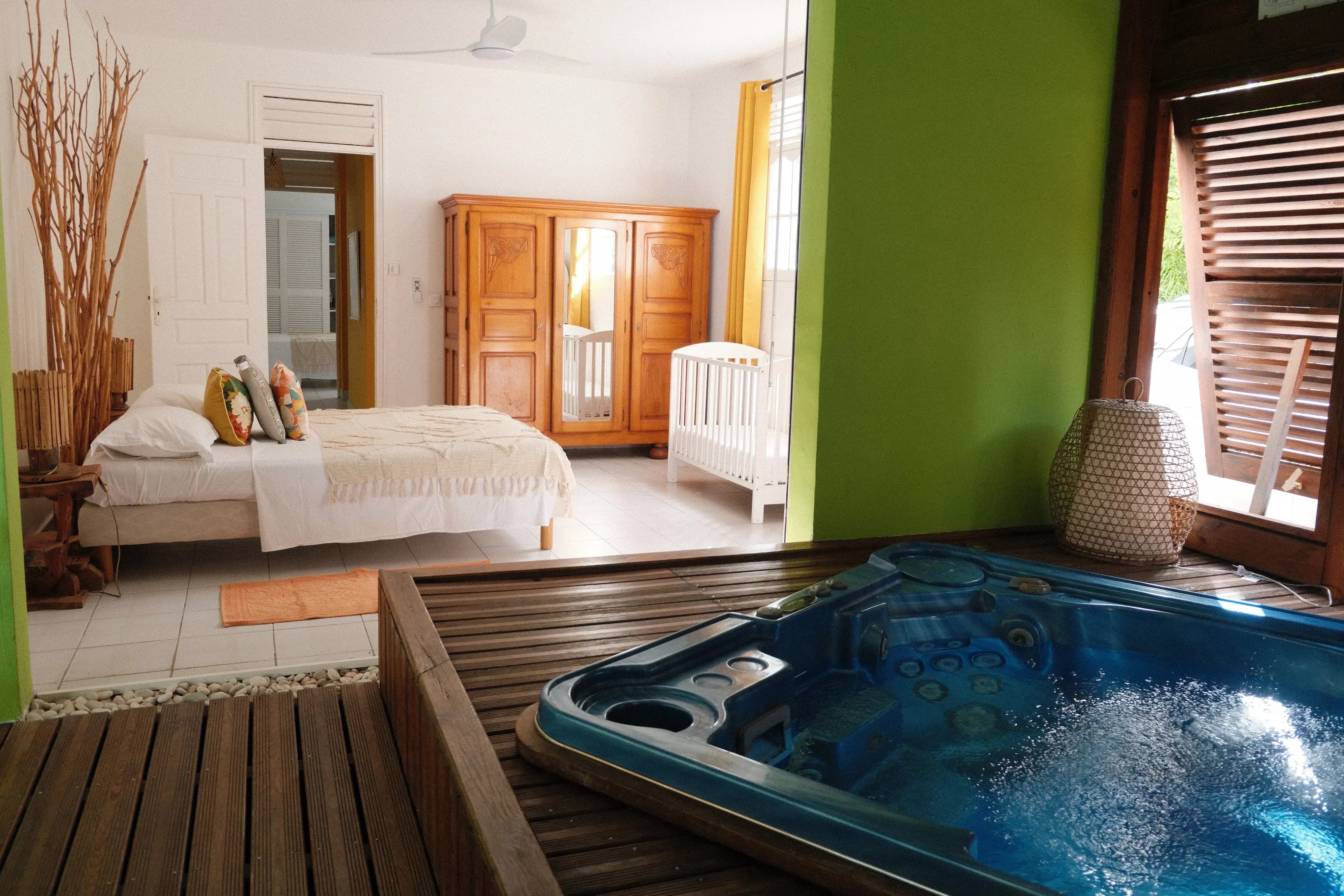 Espace bien-être extérieur avec spa jacuzzi et accès à la chambre 1