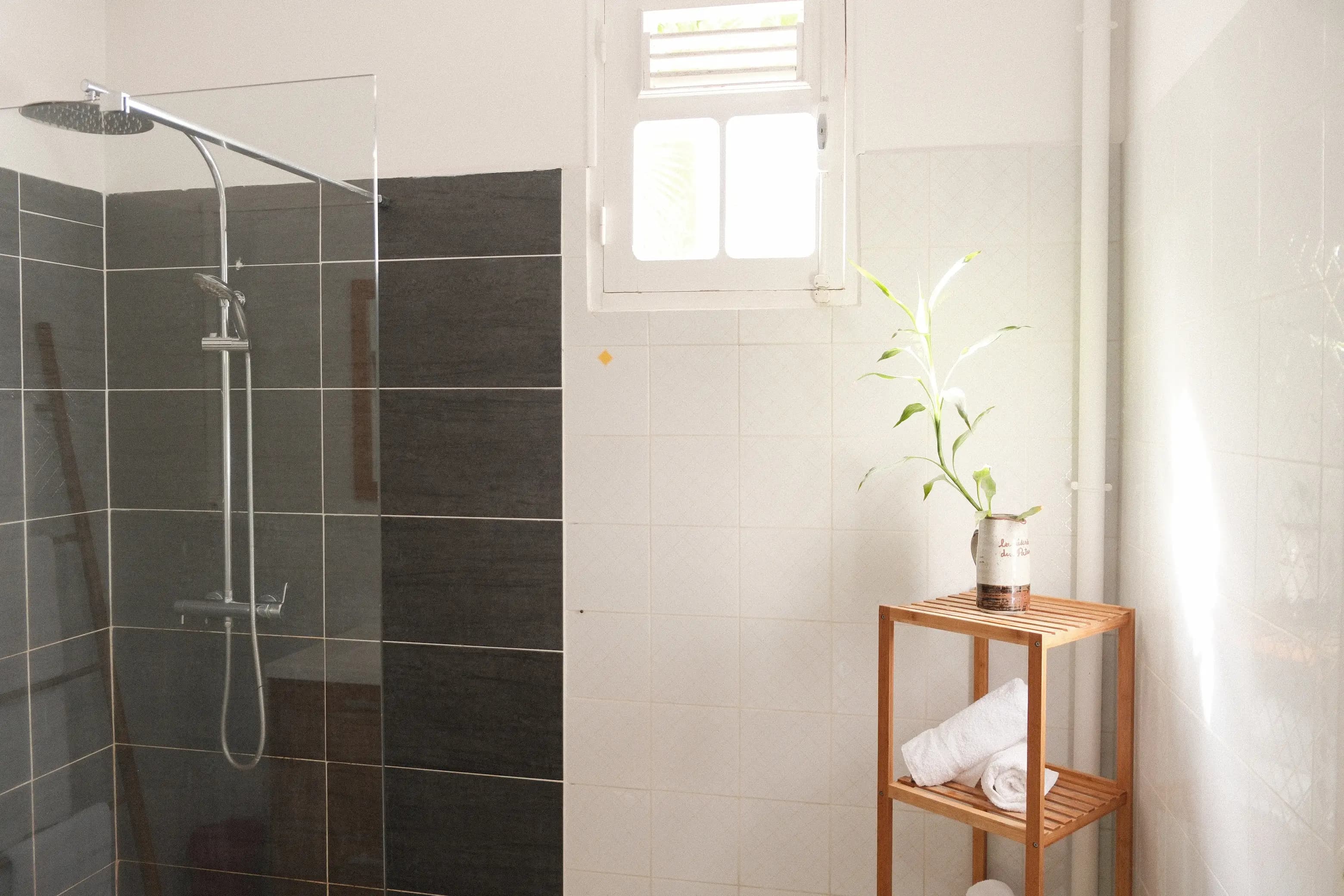 Salle de bain du rez-de-chaussée commune aux chambres 1 et 2