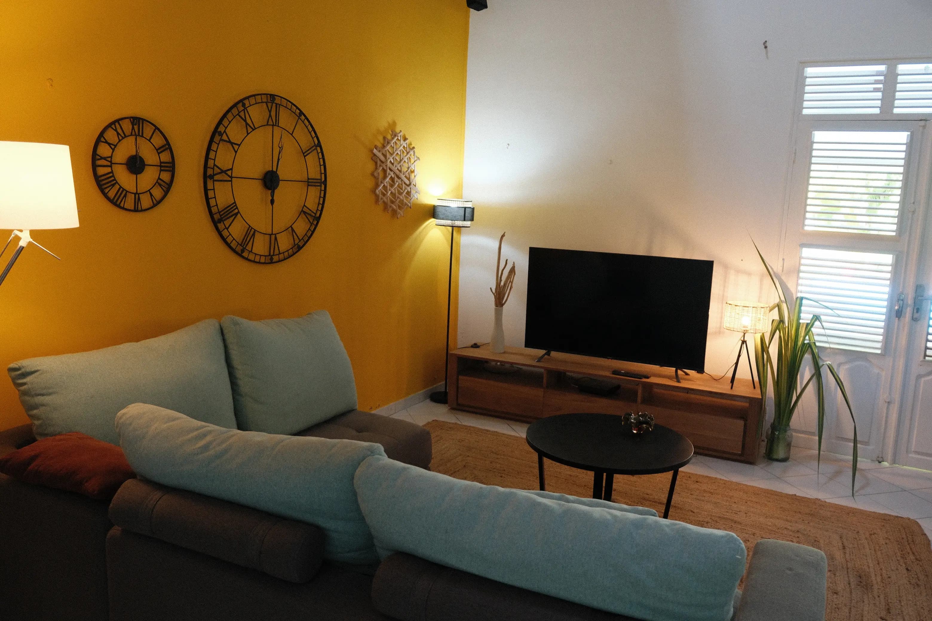 Salon de la villa mettant en valeur le mobilier haut de gamme