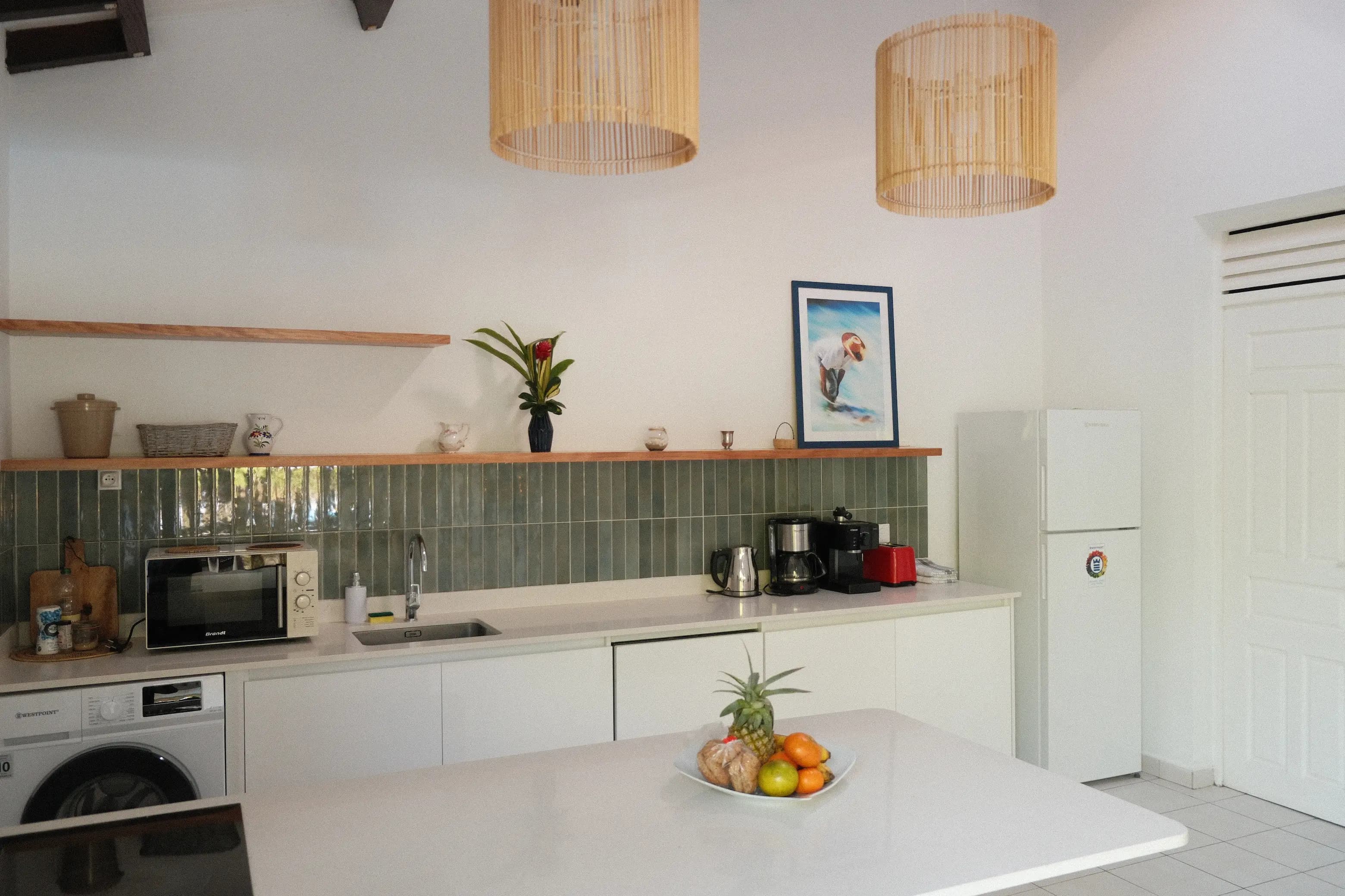 Cuisine américaine moderne entièrement équipée, vue d'ensemble
