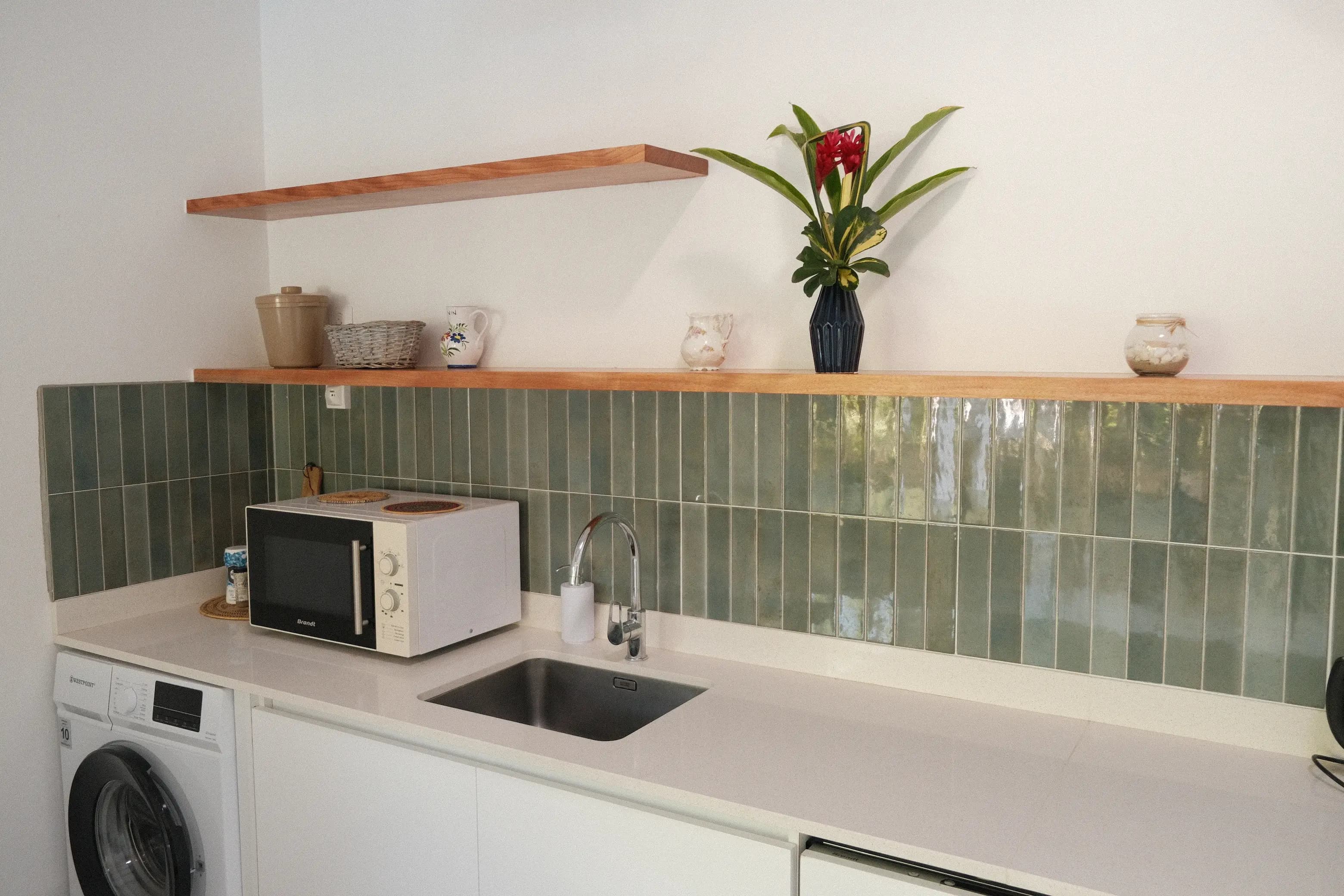 Espace de préparation de la cuisine, angle de vue côté bar