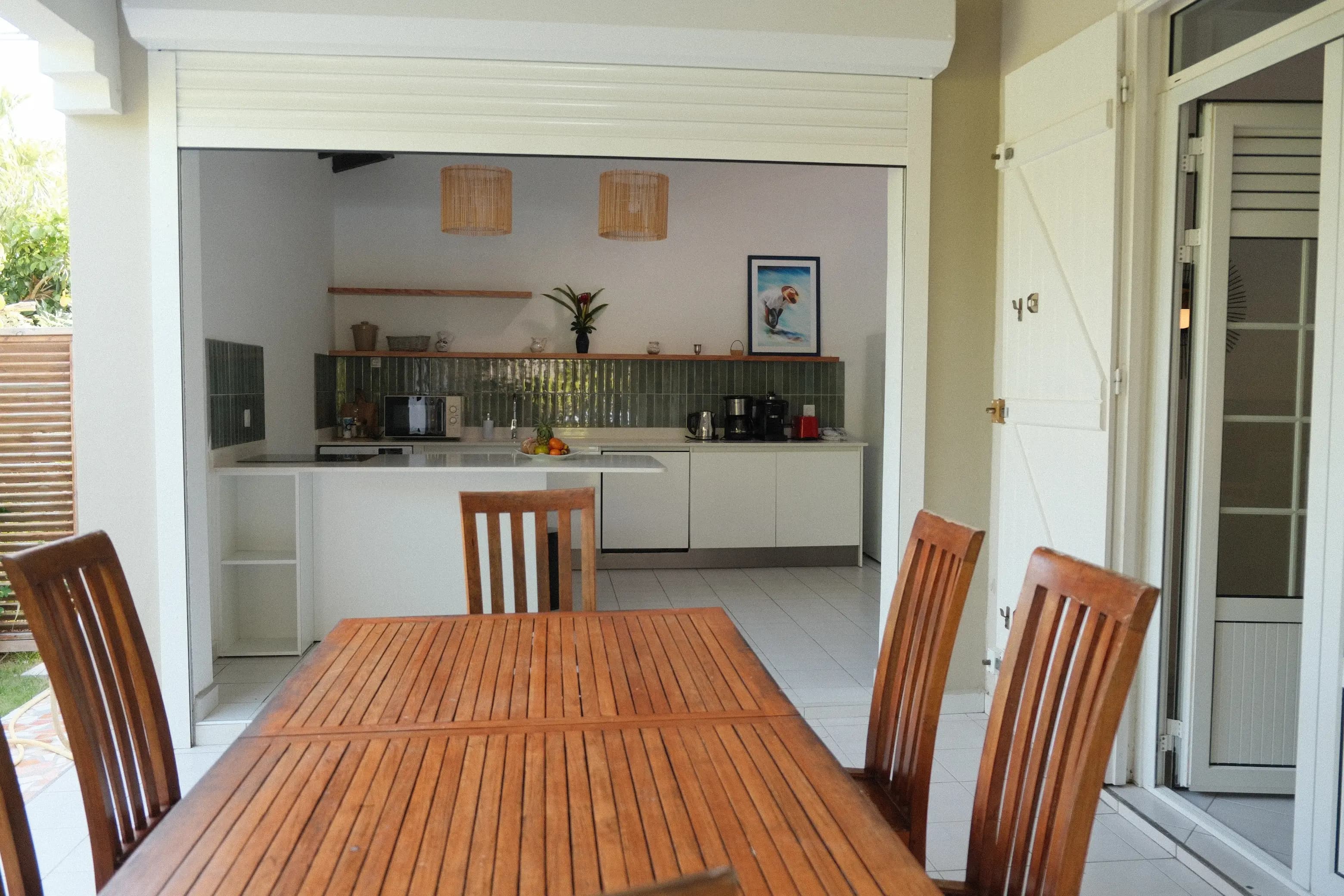 Grande terrasse de plain-pied avec espace repas extérieur