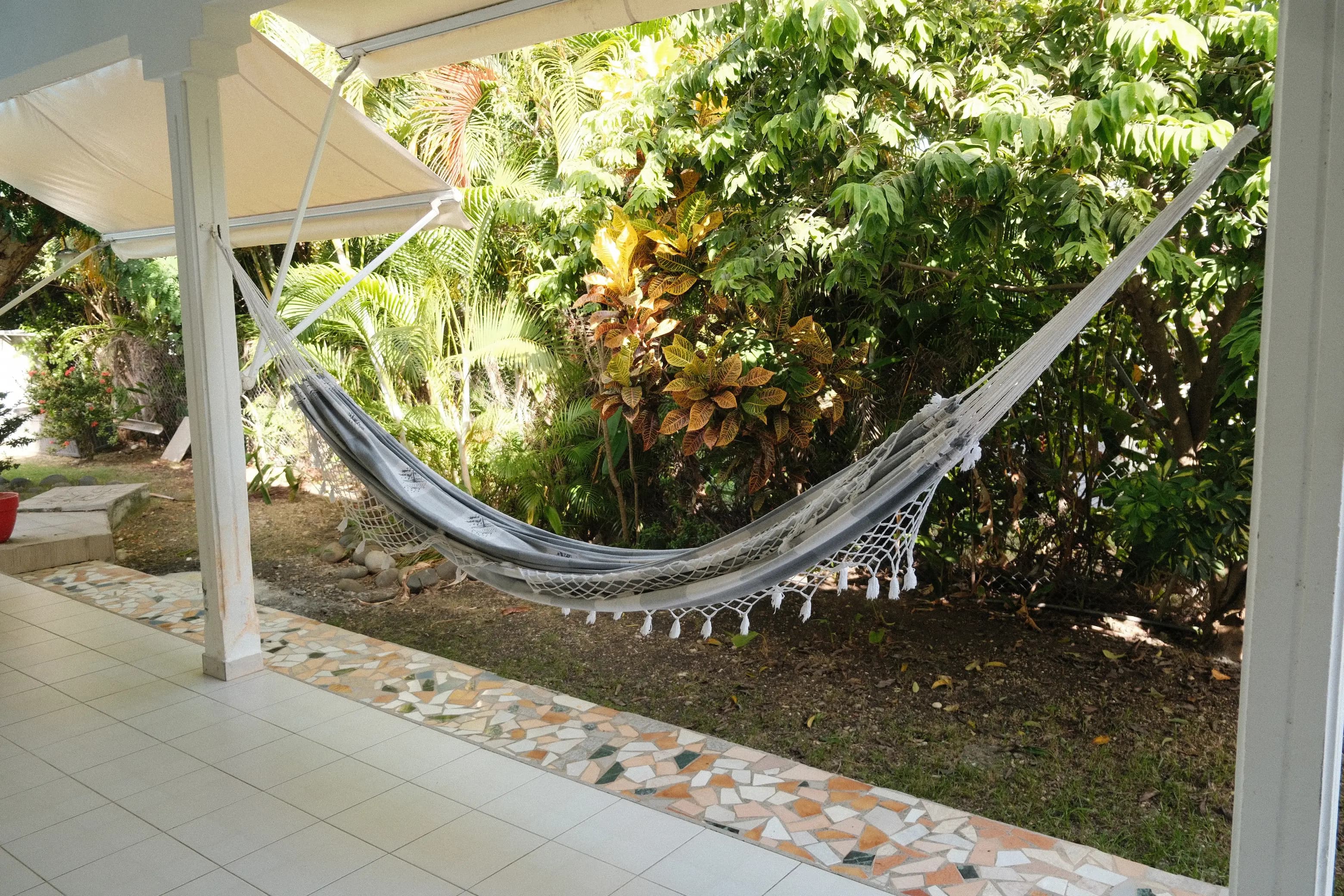 Salon de jardin abrité sur la terrasse du rez-de-chaussée