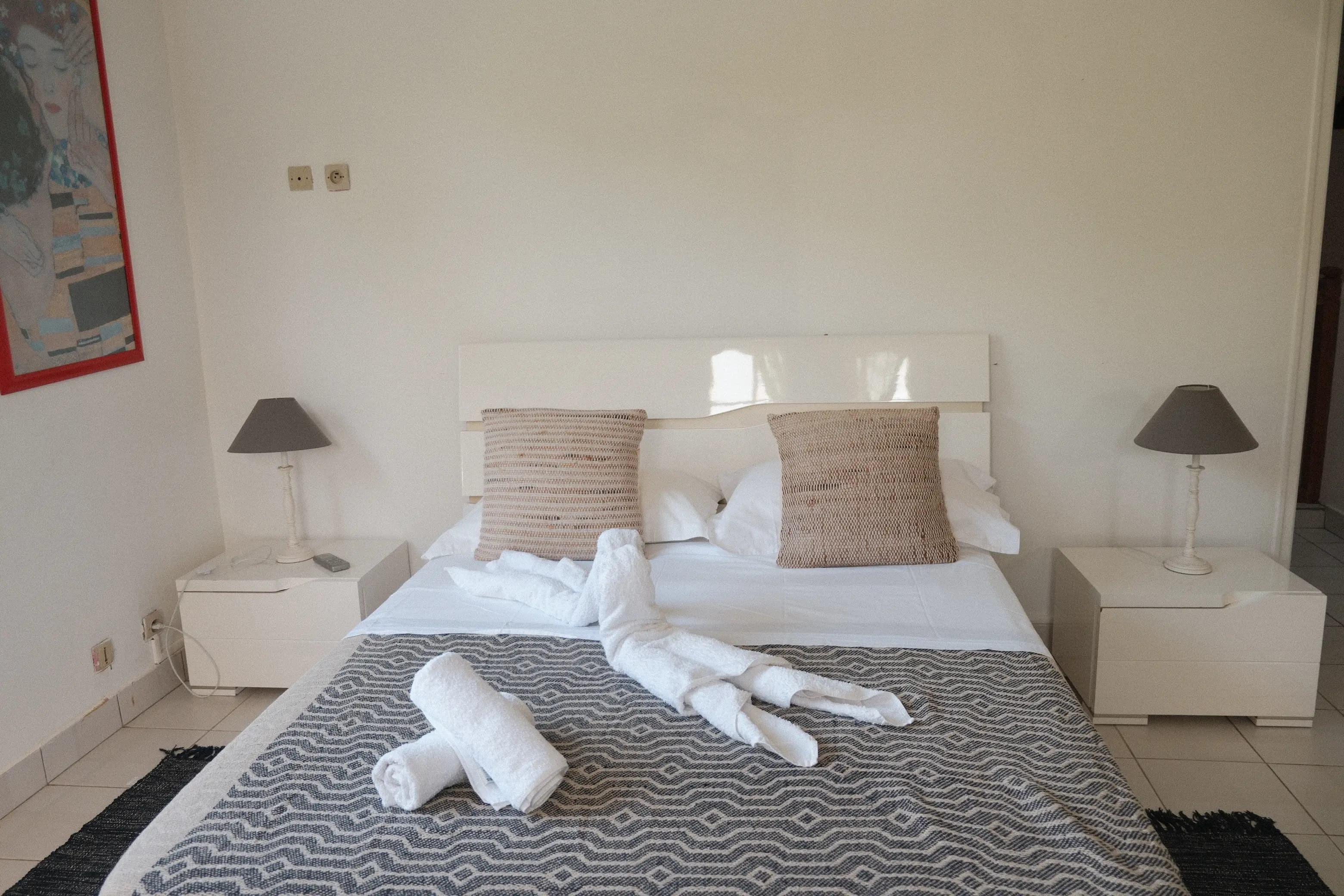 Suite parentale (Chambre 3) avec grand lit double et décoration soignée