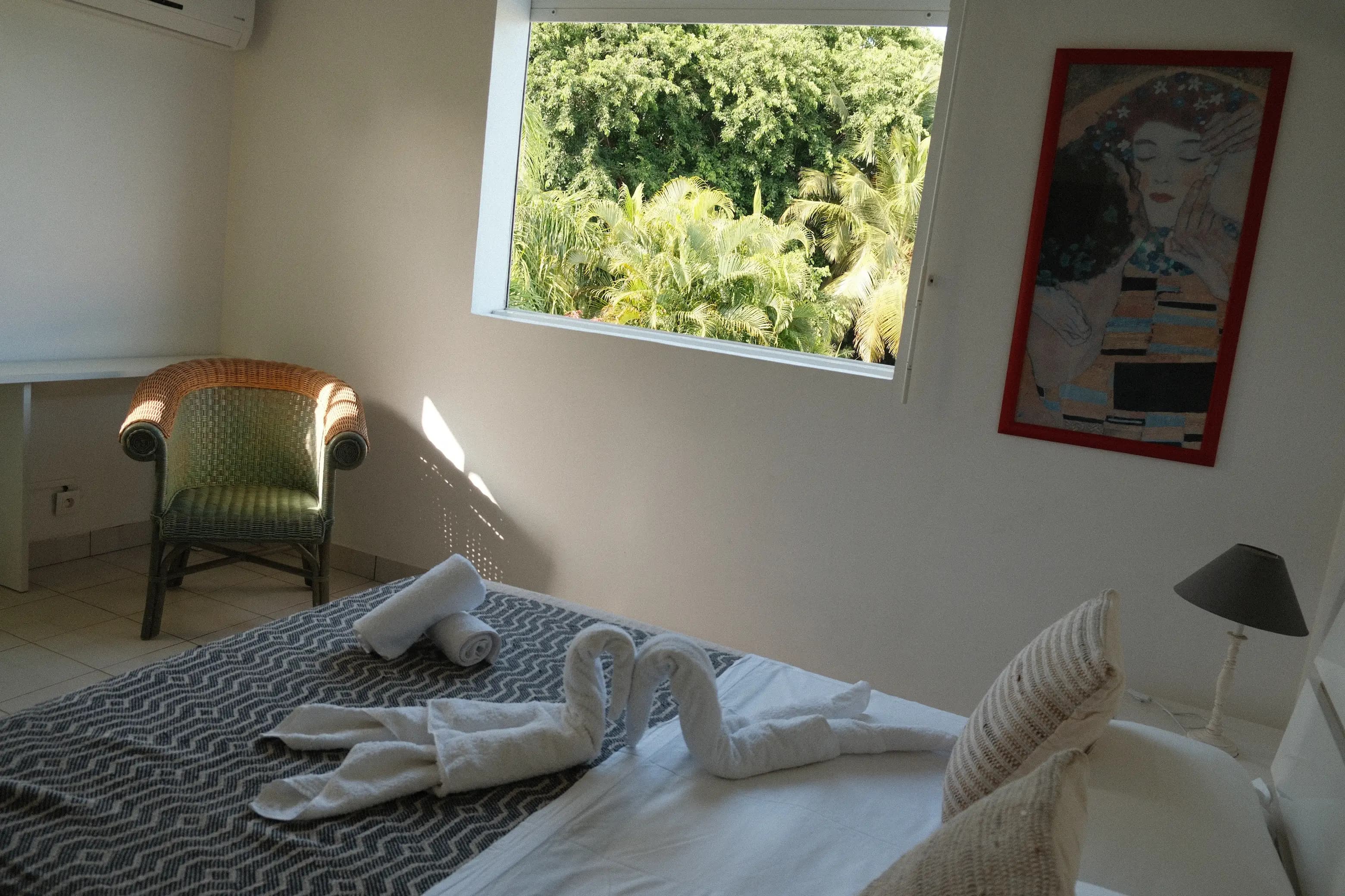 Ambiance chaleureuse et lumineuse dans la suite parentale