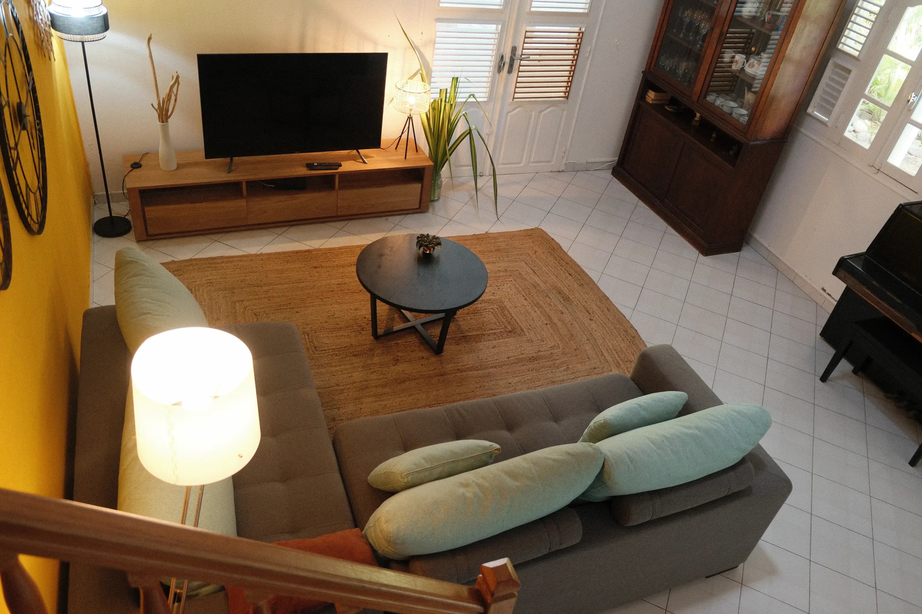 Vue du salon depuis l'accès terrasse, liant intérieur et extérieur