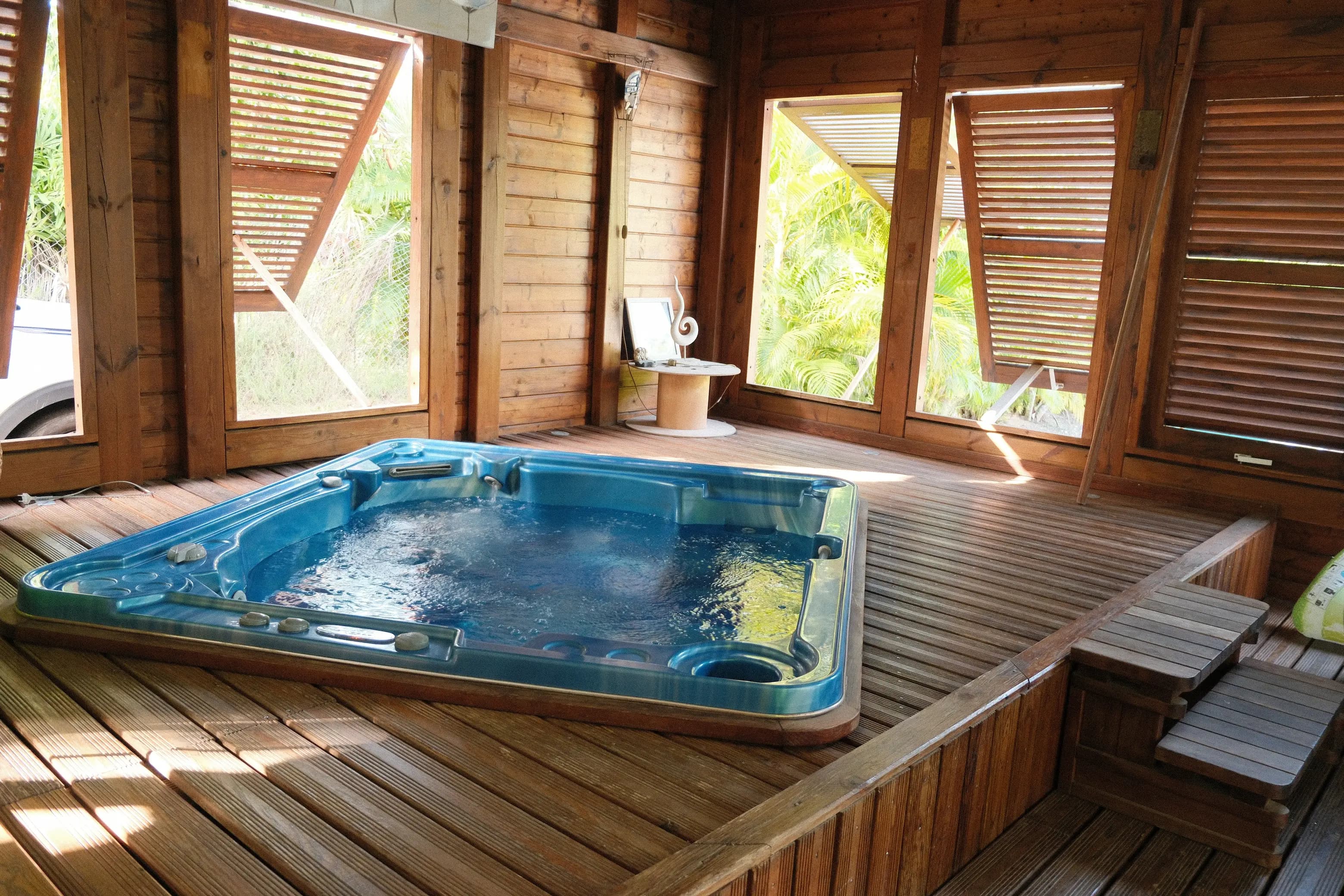 Spa jacuzzi extérieur illuminé pour les soirées détente